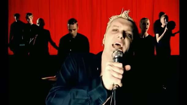 Still from Chumbawamba promo video for Tubthumping single
